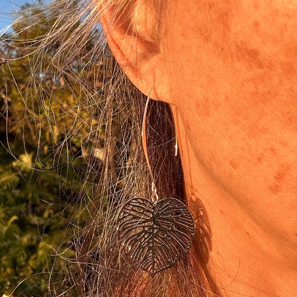 445. New .925 Sterling Silver Plating V-Shape wire Filigree Monstera Earrings - Picture 6 of 6